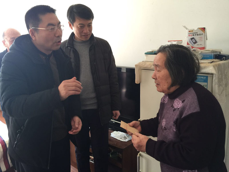 丹東市委政法委副書記,、市綜治辦主任劉豐友（左一）慰問見義勇為勇士周景濤的母親