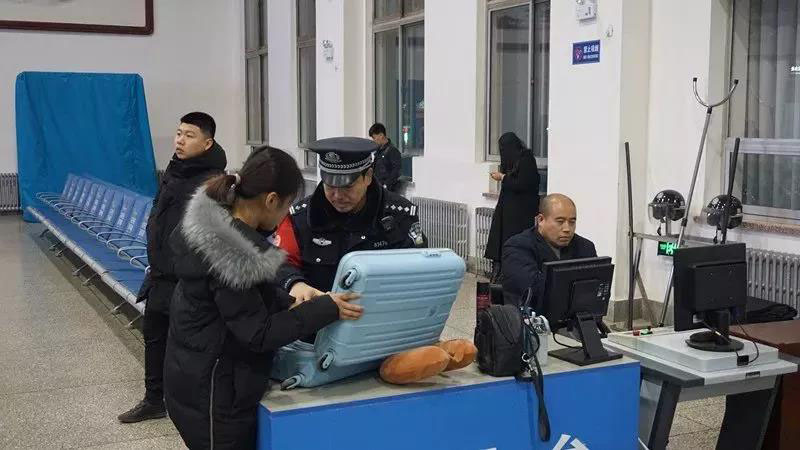 圖為民警堅守在憑票候車,、安檢查危陣地