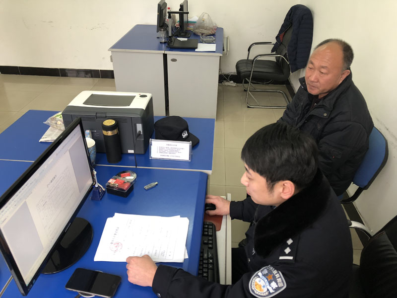 圖三午飯時,，民警給居民辦理落戶口