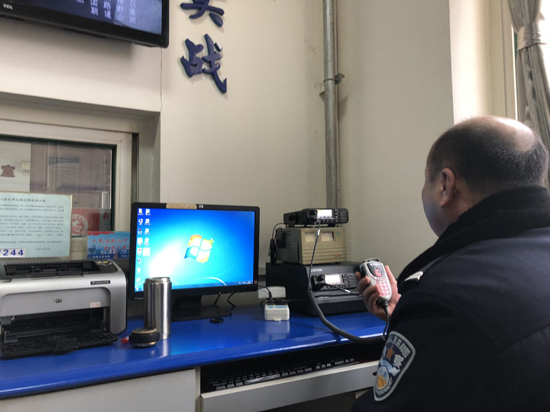 圖四值班民警坐在固定電臺前等候兩級指揮中心工作指示