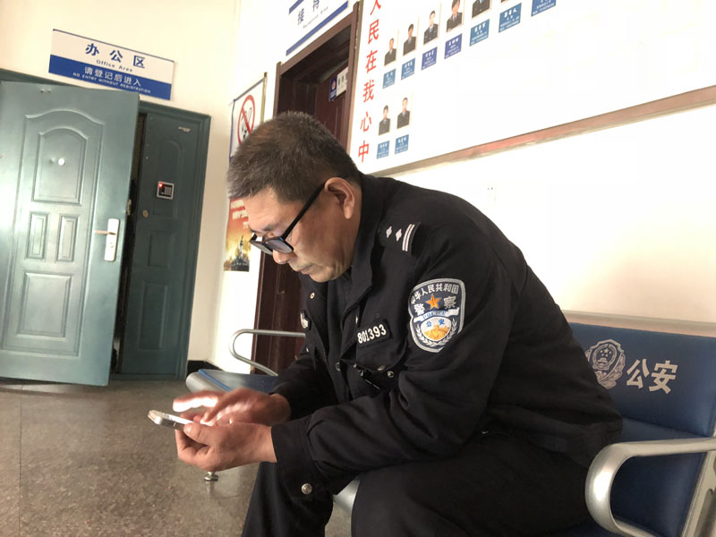 圖六結(jié)束一天工作，老民警董紹印坐下休息