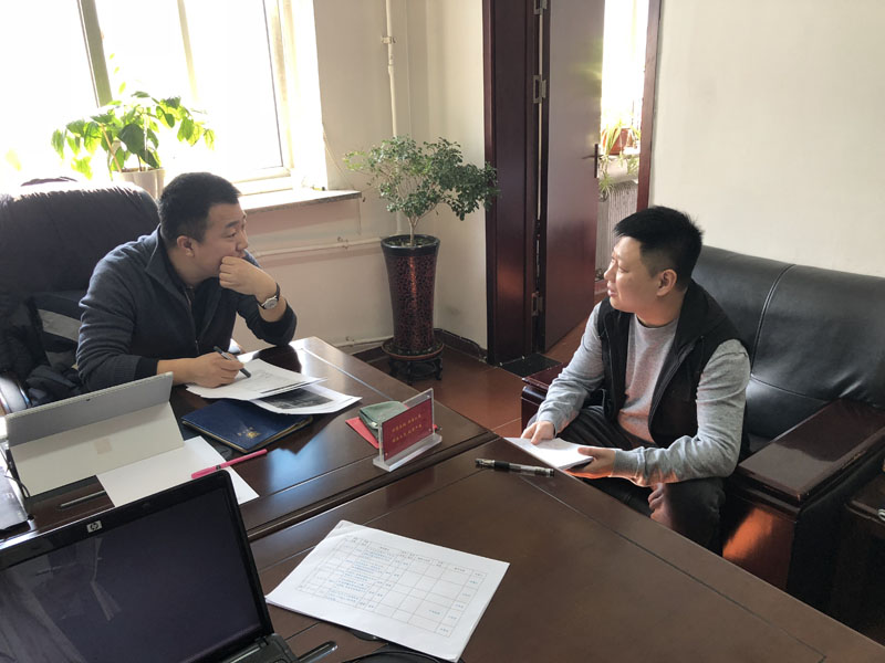 圖一基礎(chǔ)大隊(duì)長向副支隊(duì)長唐躍宇匯報(bào)案情