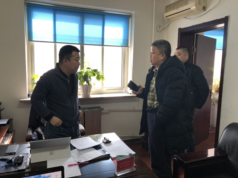圖四支隊(duì)長王文凱和唐躍宇分析案情