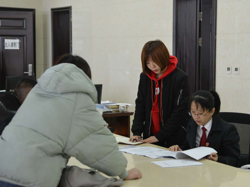 圖四,，記者和劉璐一起在立案窗口接待辦事人