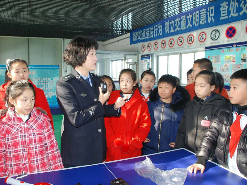圖三民警向?qū)W生們展示講解了執(zhí)法記錄儀,、酒精檢測(cè)儀,、警務(wù)通等執(zhí)法裝備使用