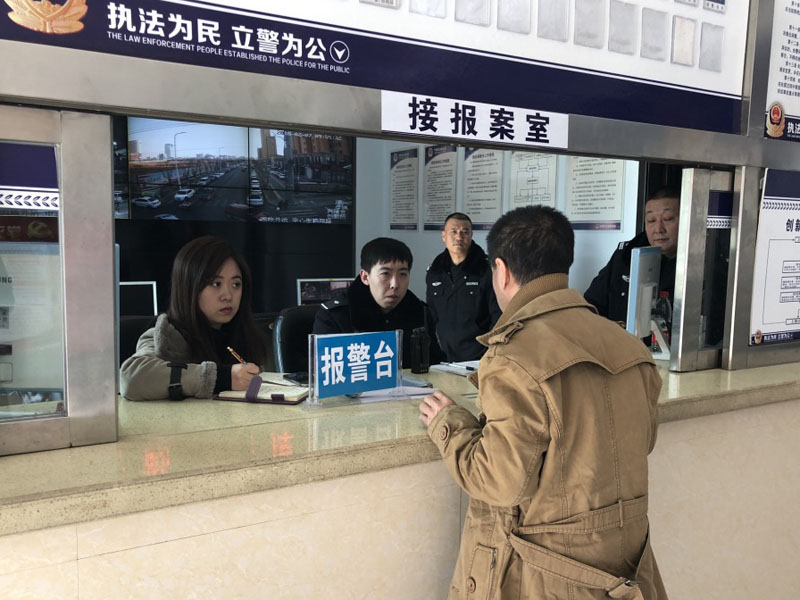 圖七 接警處,，一名男子前來咨詢