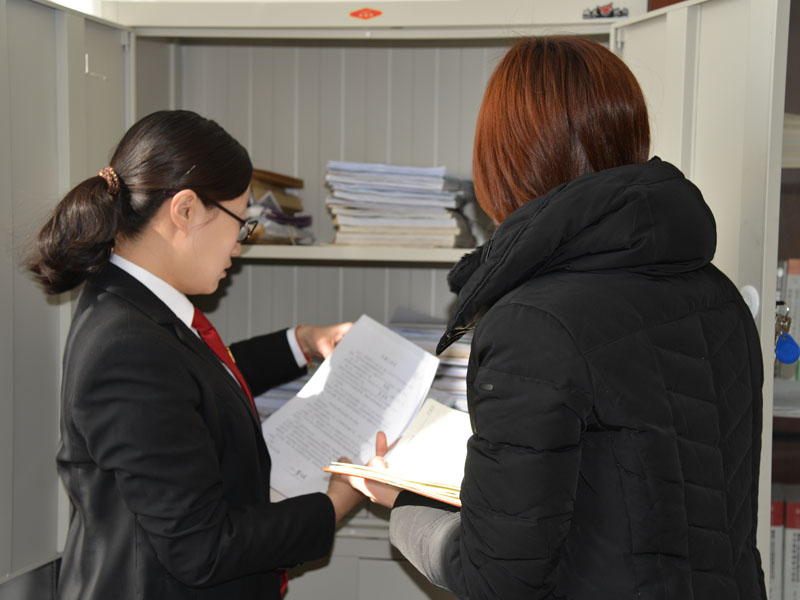 圖五,，周新蕊向記者介紹案件情況