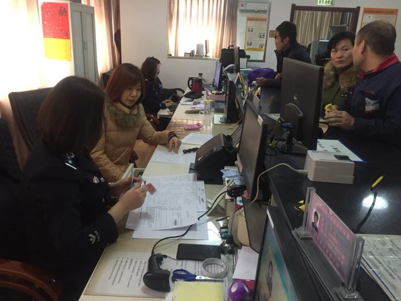 圖一，記者在辦證大廳體驗戶籍民警工作