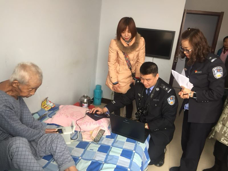 圖六記者和許艷莉,、方志遠一起采集信息,、錄入指紋