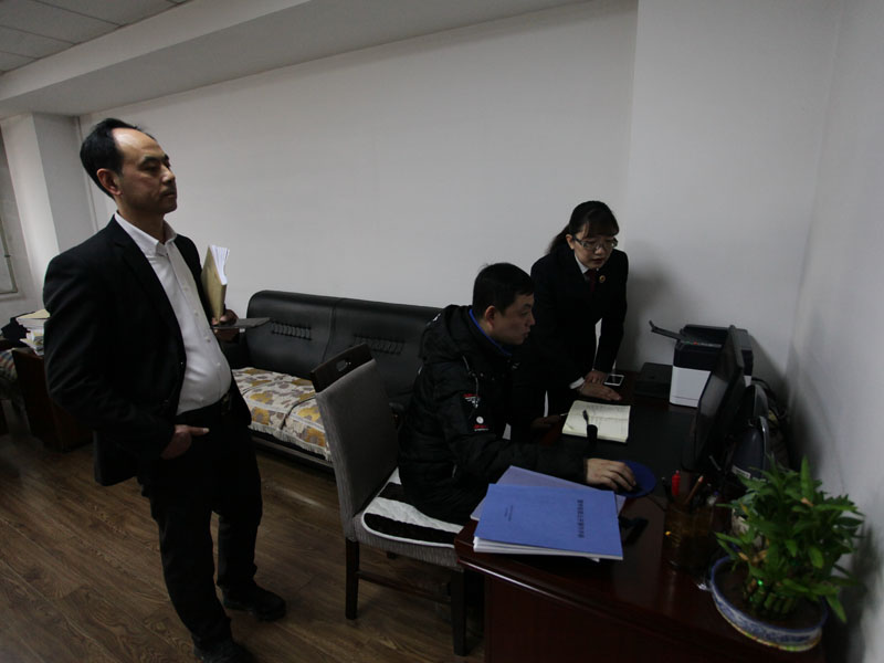記者為律師進行微信綁定,，以后就可以在微信上查看案件信息了