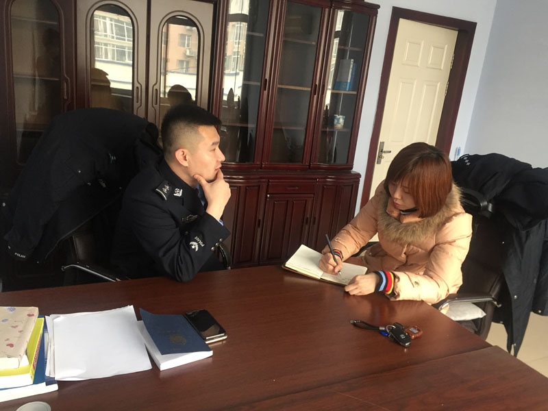 圖一,，辛楊向記者介紹情況
