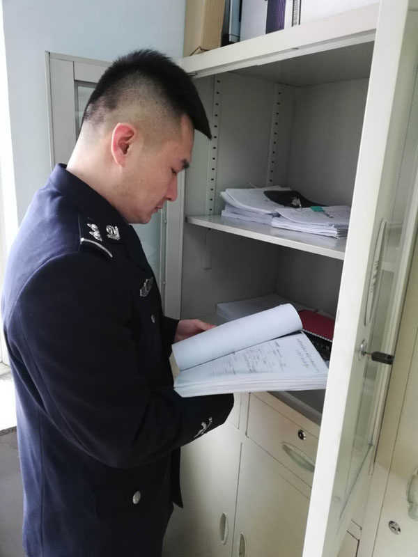 圖二,，辛楊查閱卷宗,，在一摞摞卷宗材料中尋找線索