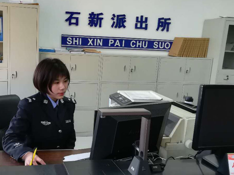 3月8日,，輔警薄冬雨在派出所值班(1)