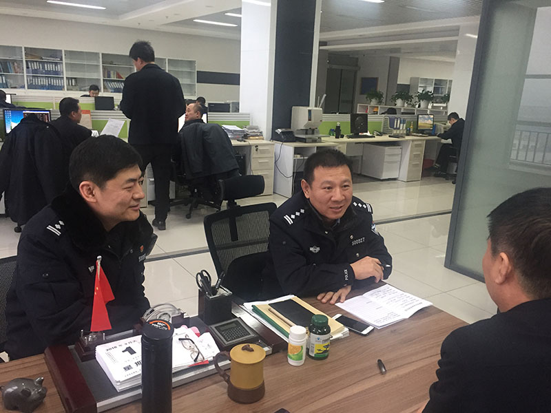 平山大隊(duì)大隊(duì)長(zhǎng)馮林（左二）走訪(fǎng)企業(yè)征求意見(jiàn)