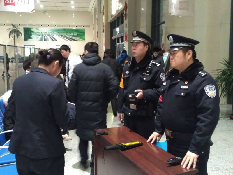 圖五,，高弘毅和民警疏導(dǎo)乘客