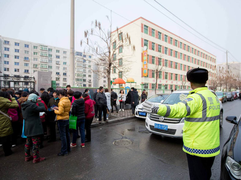 圖八,，朱波疏導校門前過往車流