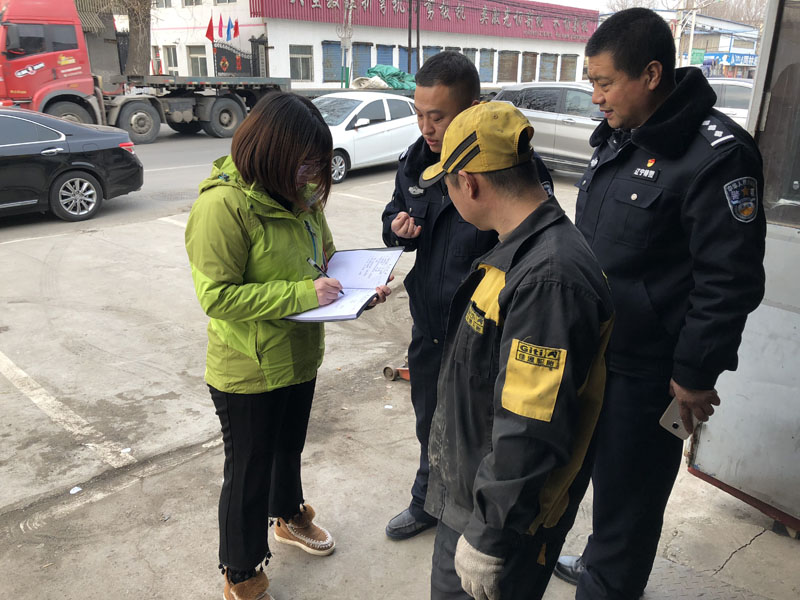 （圖一）記者對(duì)工廠工人進(jìn)行身份信息普查