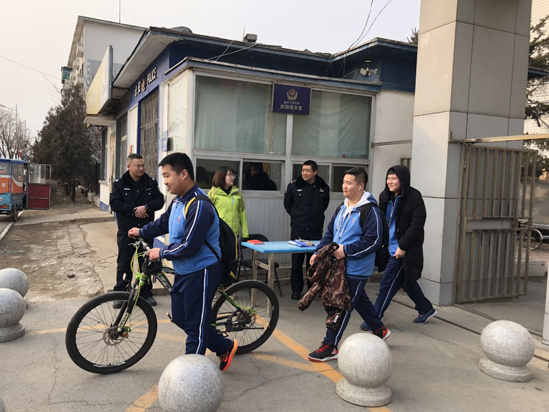 （圖三）記者在校門口站崗,，守衛(wèi)校園安全