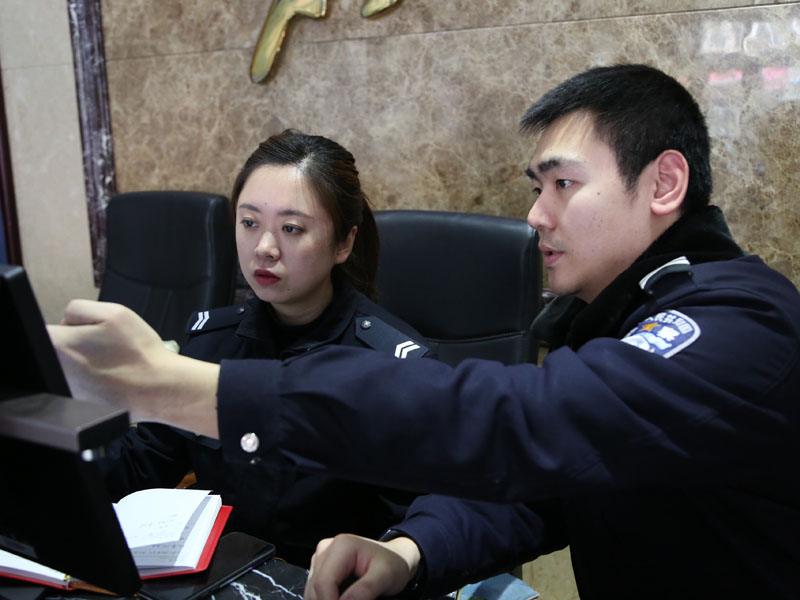 圖一：記者（左一）在輔警楊宗儒的指導下熟悉身份證辦理流程