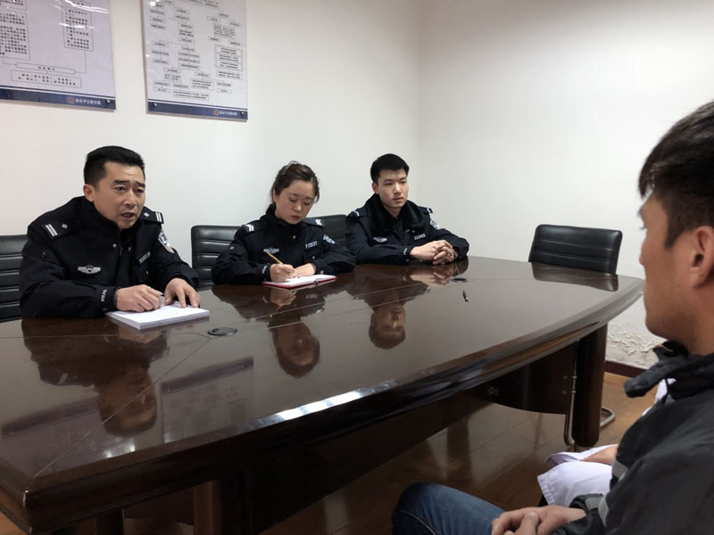 圖三：記者（左二）陪同民警劉士俊（左一）對吵架夫妻進行調解
