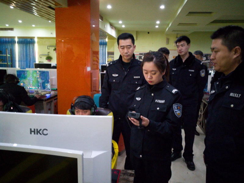 圖四：記者（前排右二）同民警一起到網吧進行身份證檢查