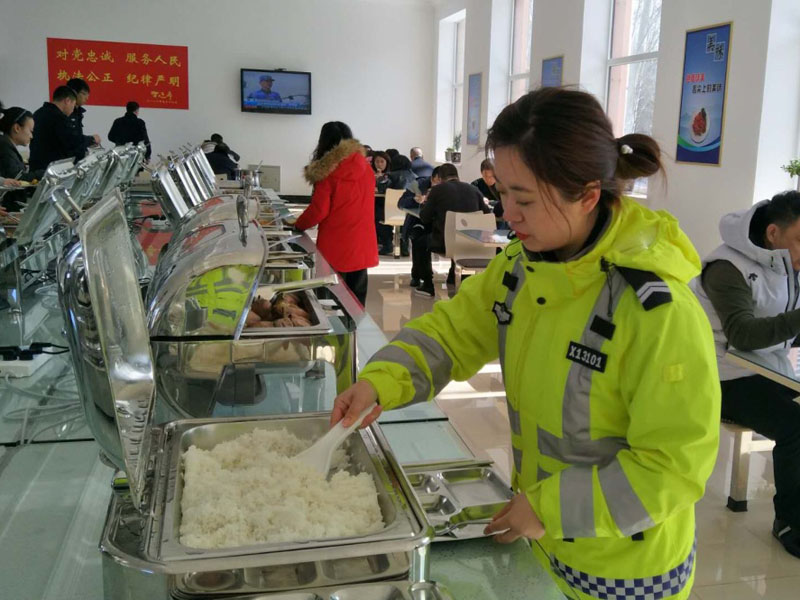 圖三：記者來到交警支隊的食堂,，同大家一起共進(jìn)午餐
