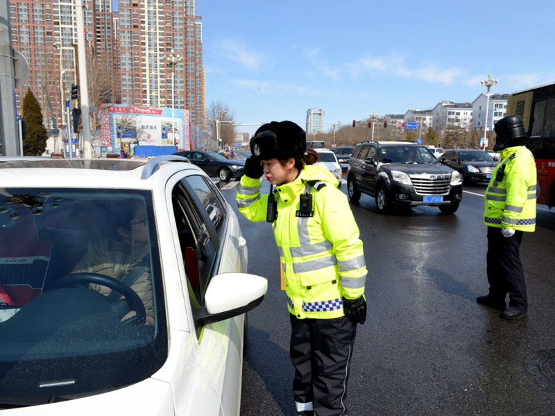 圖四：記者（左一）跟隨民警來到路面,，進(jìn)行車輛截查