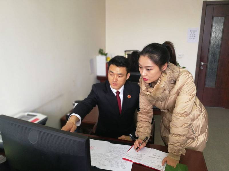 陳強指導(dǎo)記者如何制作抗訴書