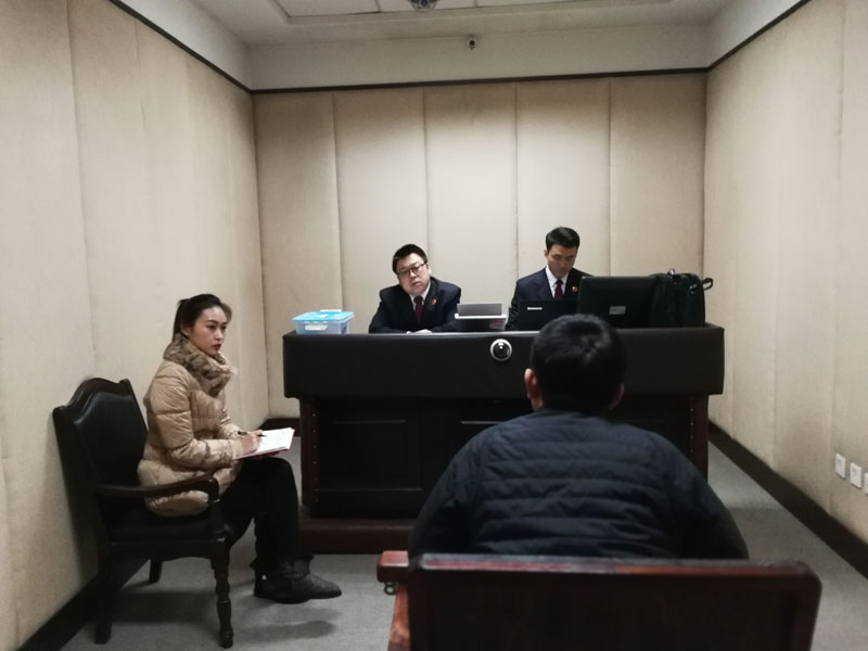 在訊問室對犯罪嫌疑人進(jìn)行訊問