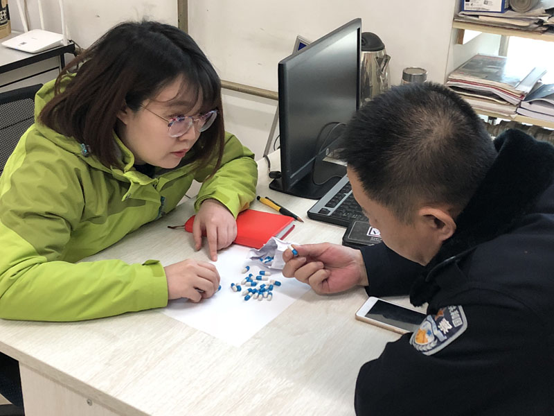 （圖一）食藥偵大隊民警對記者進行崗前培訓