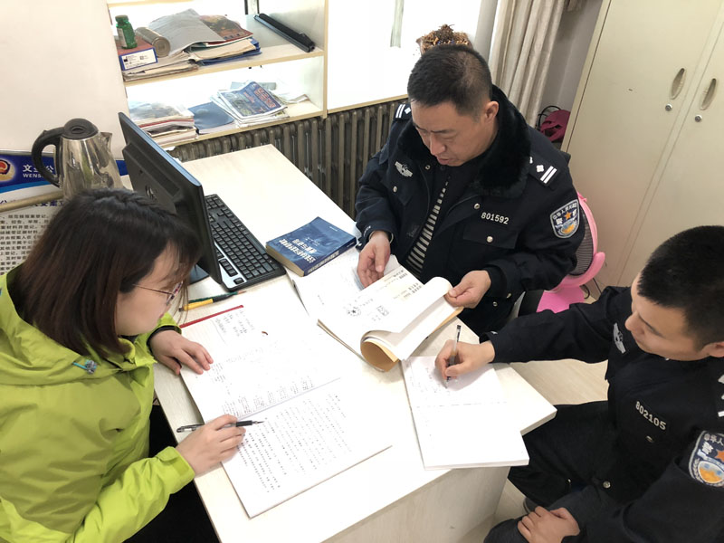 （圖三）記者和民警一起邊學邊研判案件