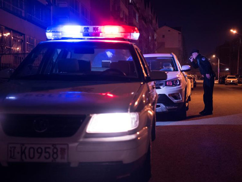 （圖一）夜晚,，民警需要對路邊車輛進(jìn)行巡查保障人民財產(chǎn)安全