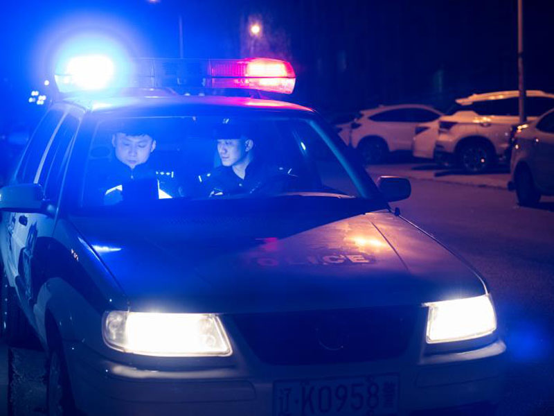 （圖三）黑夜中,，路邊閃亮的警燈讓夜歸人心里感覺安全多了