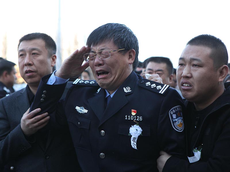 鐵骨錚錚的警察父親李浩,，望著兒子的遺像再也控制不住自己的眼淚，英雄的父親給兒子敬禮