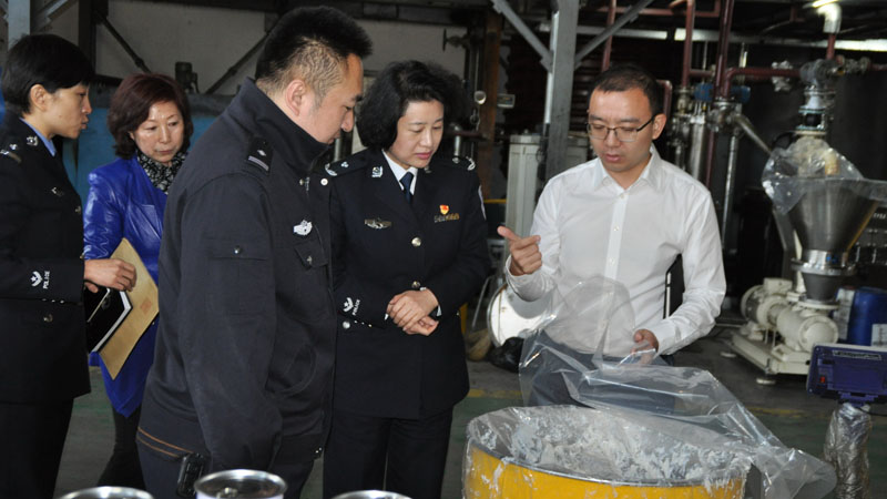 頭題配片 出入境管理局荀偉局長（右二）進(jìn)企業(yè)提供精準(zhǔn)服務(wù)1