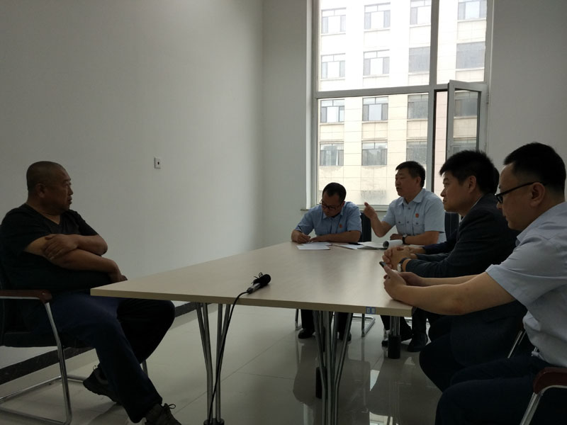 法庫縣人民法院執(zhí)行局組織申請執(zhí)行人與被執(zhí)行人見面,，敦促被執(zhí)行人履行還款義務(wù)