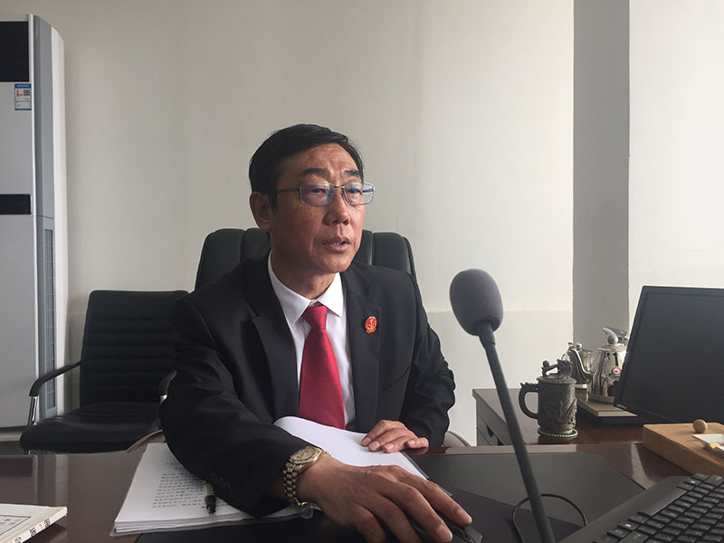 李為國(guó)專心寫案卷
