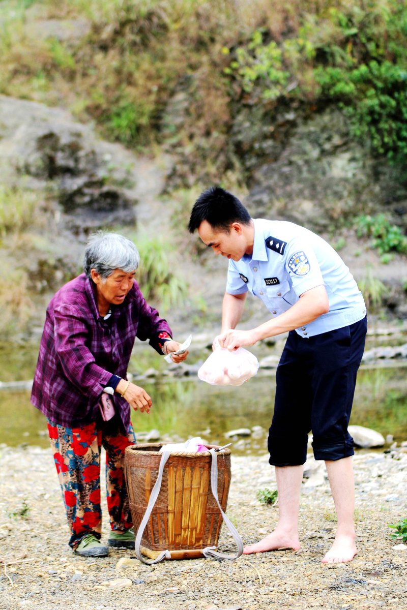 葉君戰(zhàn)幫助老人過(guò)河_編輯