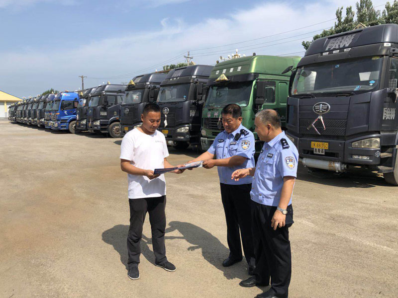 民警對(duì)企業(yè)車輛的安全管理臺(tái)賬,、車輛信息臺(tái)賬等相關(guān)內(nèi)容進(jìn)行了詳細(xì)檢查，
