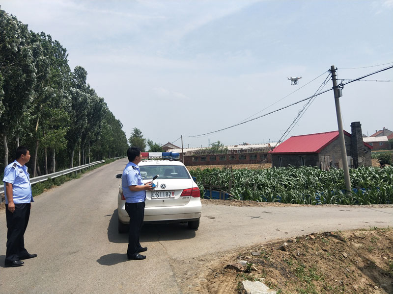 民警利用無人機(jī)從空中對(duì)農(nóng)村院落內(nèi),、溝壑旁查看罌粟花種植
