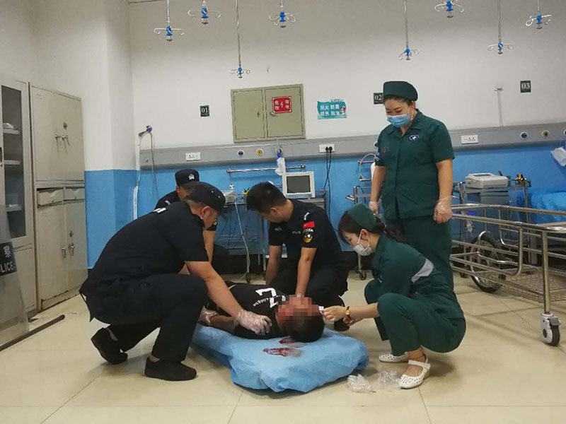 巡特警隊員幫醫(yī)護(hù)人員為醉酒男子治療