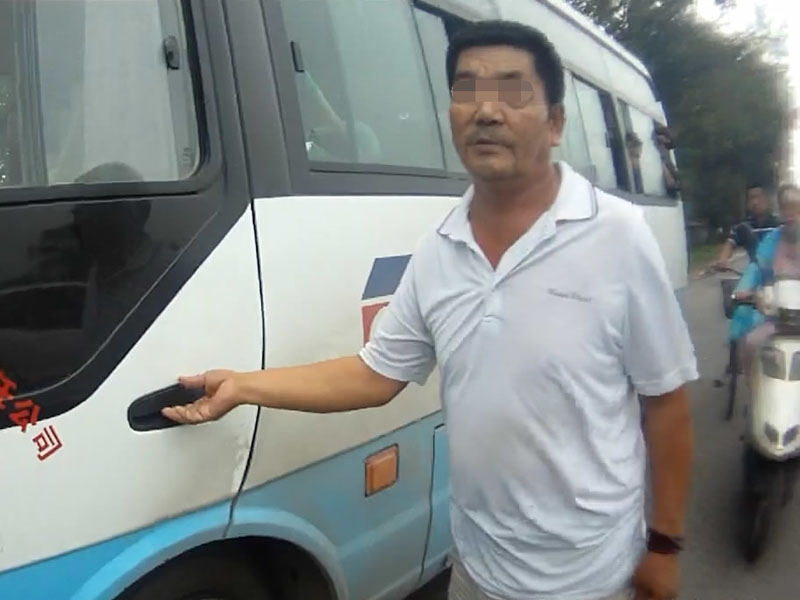 現(xiàn)場,，司機李某不配合交警執(zhí)法