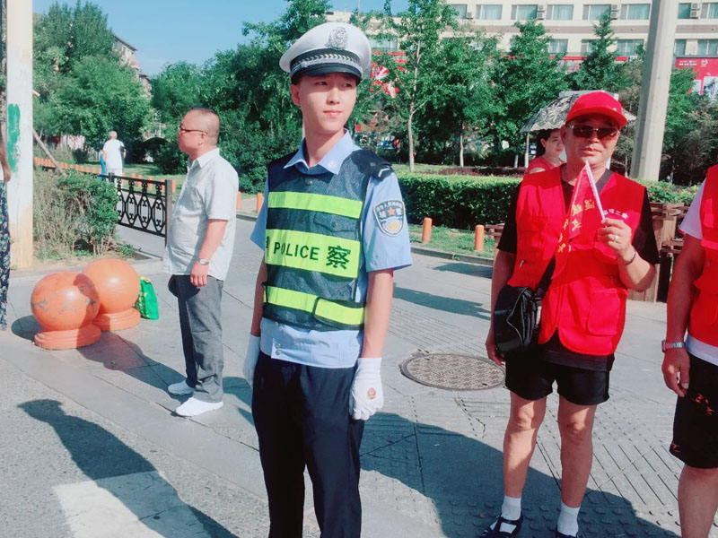 朋友圈里交警頂著烈日?qǐng)?zhí)勤的圖片
