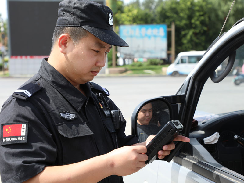 巡特警在高速路口點(diǎn)位對過往車輛進(jìn)行檢查