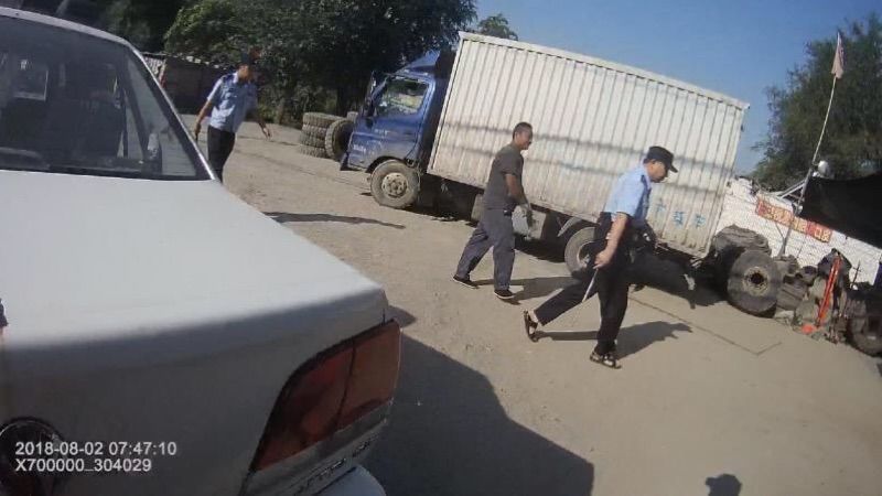 烈日炎炎，民警在路上搜尋持刀男子
