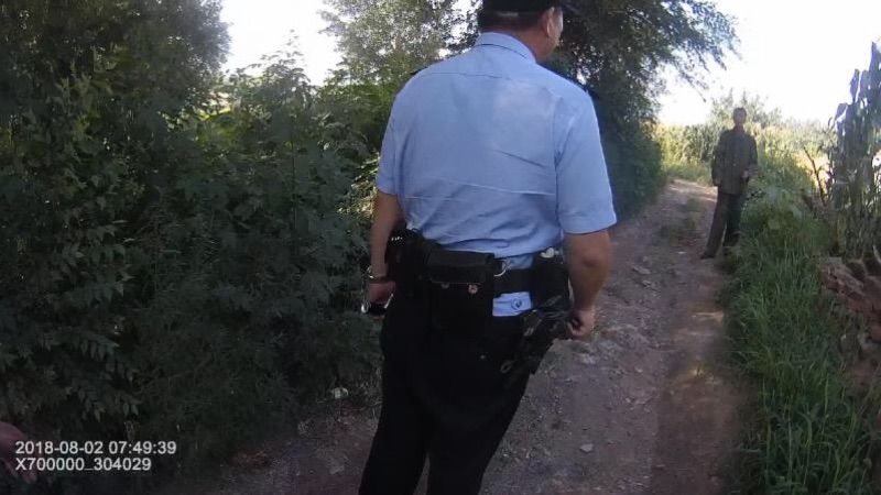 民警與持刀男子緊張對峙