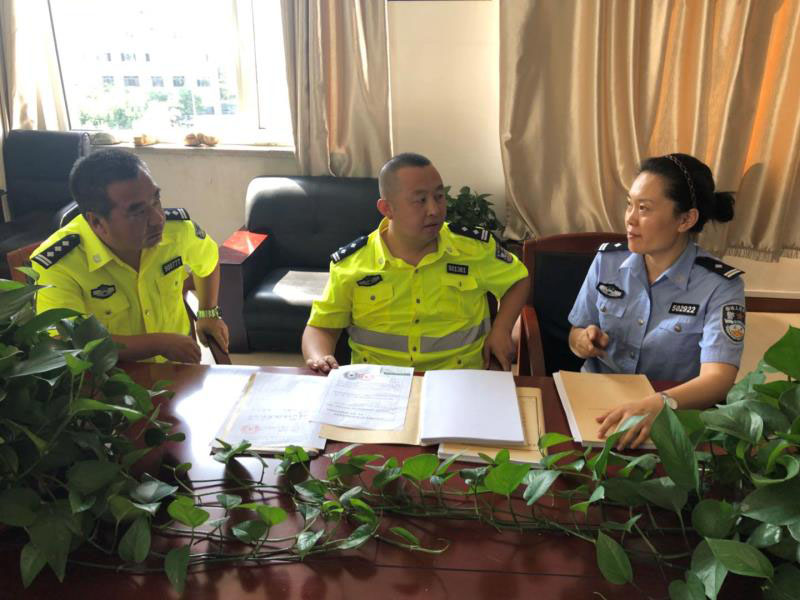 本溪市公安局交警支隊(duì)交通事故大隊(duì)辦案民警和本溪市公安局預(yù)審支隊(duì)二大隊(duì)教導(dǎo)員孟媛媛一起討論案件
