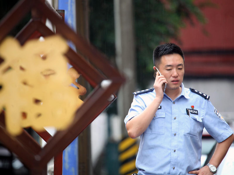 王一鳴在社區(qū)巡查時街道居民報警電話，他的手機號就是“社區(qū)的110”（建議大圖）