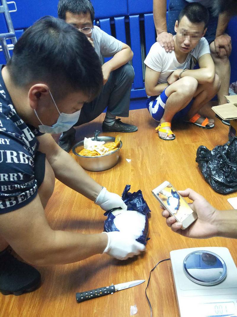 民警打開包裹,，當(dāng)場繳獲冰毒996