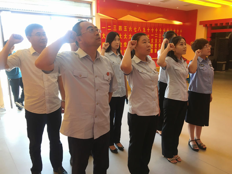 大洼法院干警面對黨旗進(jìn)行重溫入黨誓詞活動,。